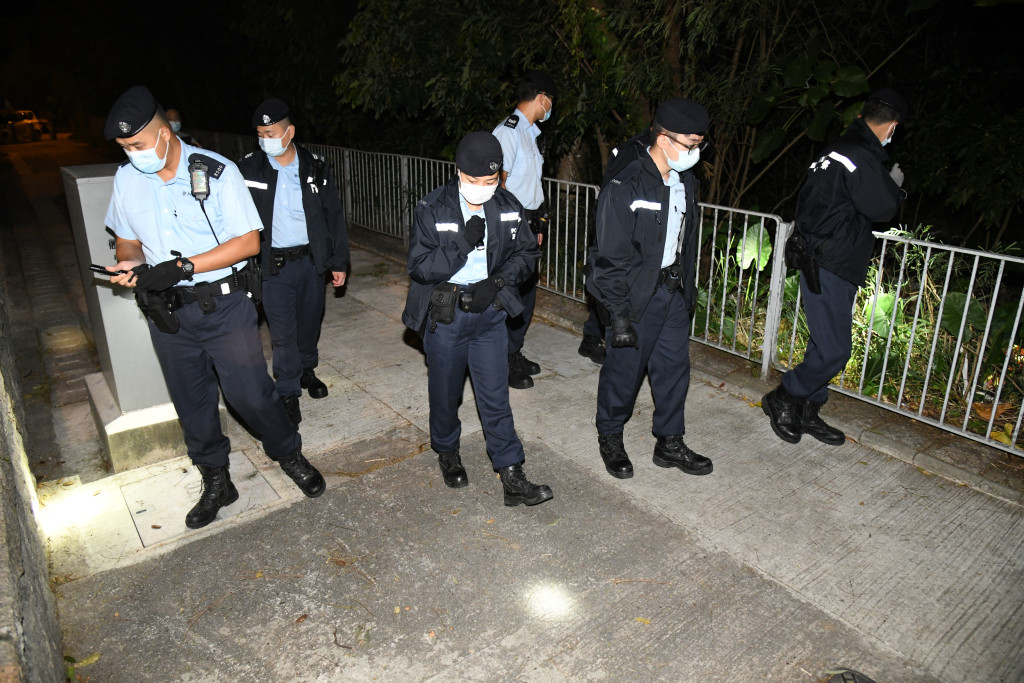 警员地毯式搜索。资料图片