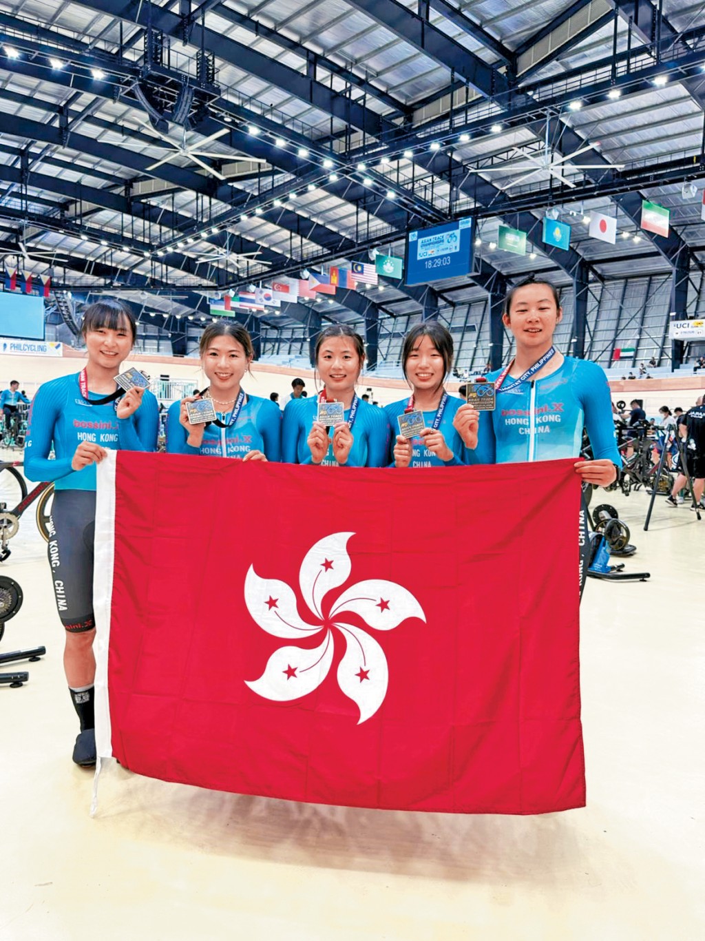 李思穎（左一）及梁穎儀（右三）之前跟隊友刷新香港紀錄奪得團體追逐賽銅牌。