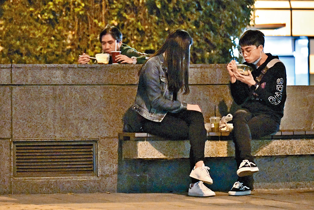 禁晚市堂食下,有市民在公園長凳上醫肚。