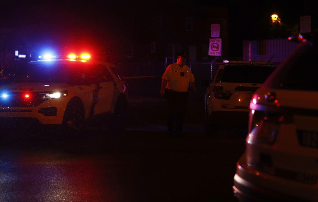 费城西南部多人遭枪击，一名费城警察在 56 街和 Kingsessing 大道交叉口站岗。美联社