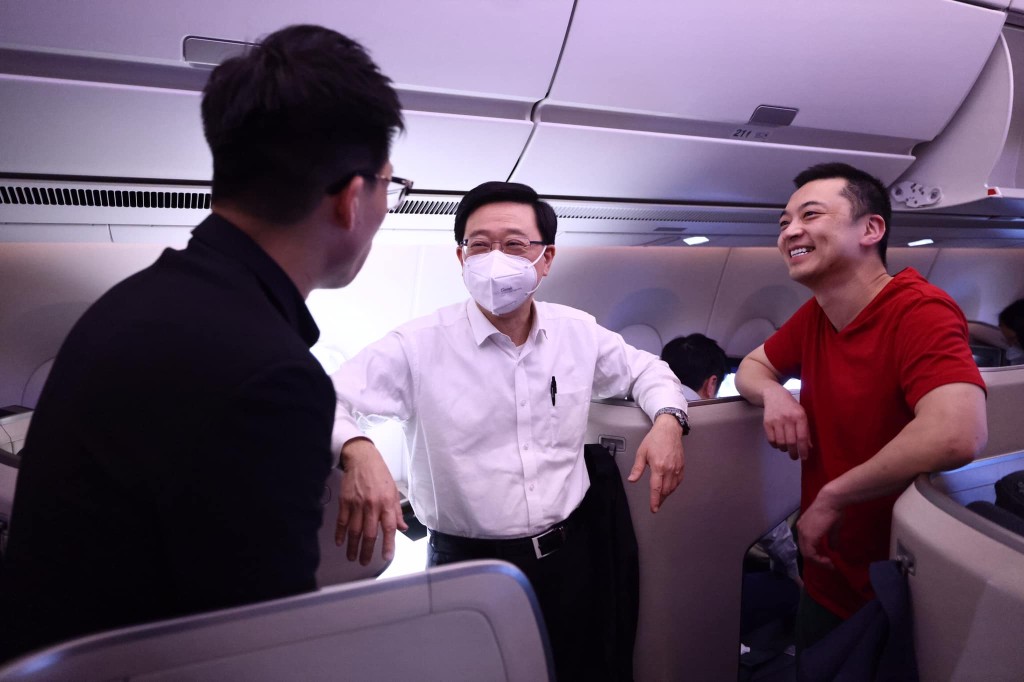李家超指，在飛往迪拜的航機上認識了兩位年輕企業家，了解了他們的從商經驗，以及他們與中東的緊密聯系。（李家超fb圖片）