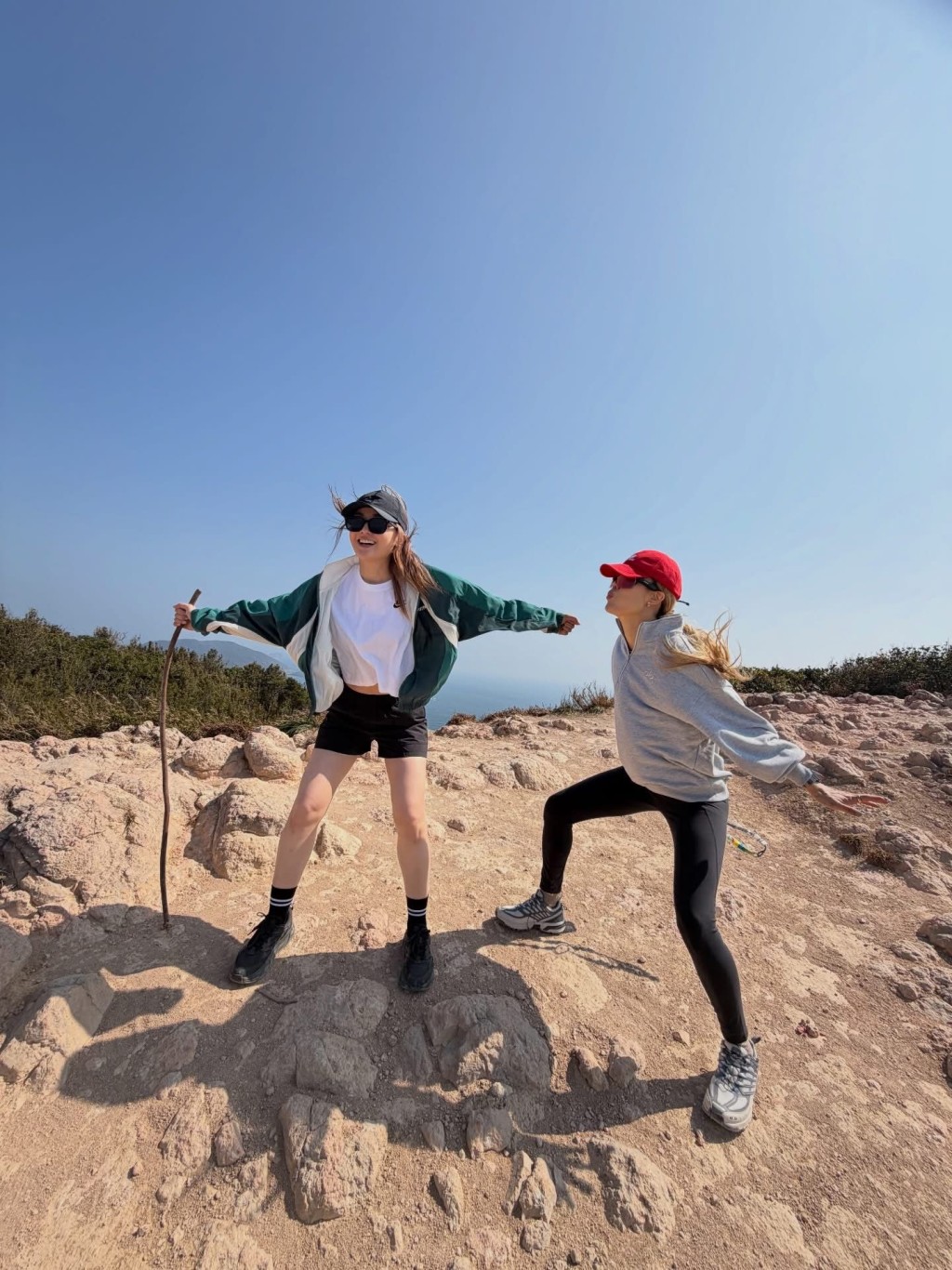 就算山上十分大風，亦無損兩位姊妹心情。