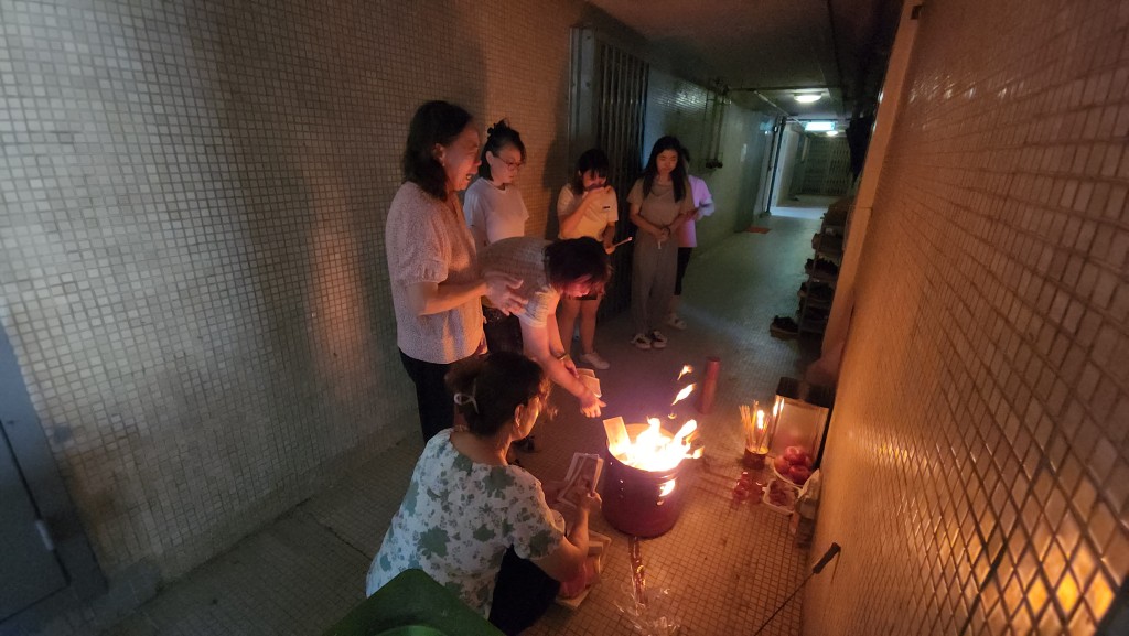 劉浩祥的家人於元朗的寓所外進行拜祭。