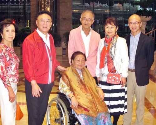 羅旭瑞（左二）指母親羅杜莉君(中)頭腦十分清醒。資料圖片
