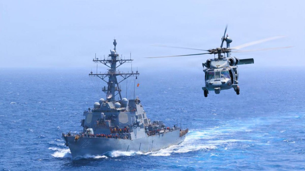 美軍「唐納德庫克號」驅逐艦（DDG 75）正在阿拉伯海航行，一架MH-60S「海鷹」直升機在附近飛行。美國中央司令部@X