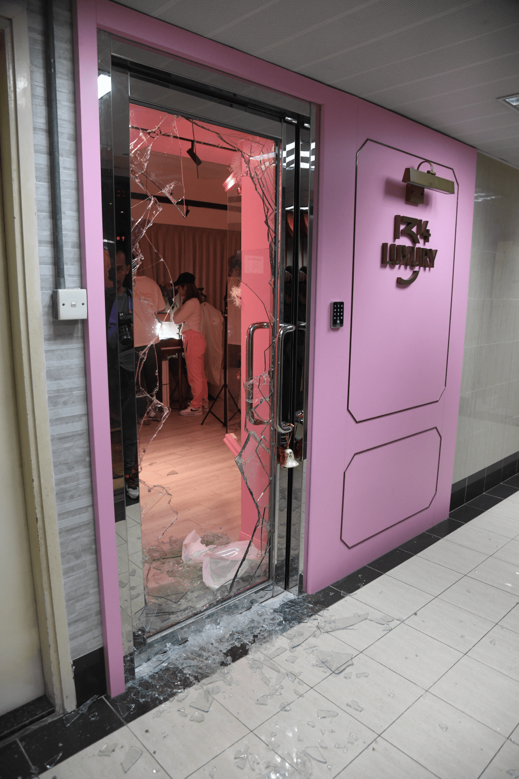 北京道57號國都大廈8樓一間二手名牌袋樓上舖的玻璃大門被人破壞。