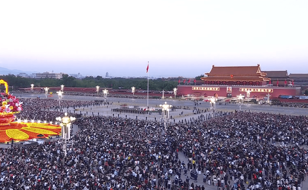 國慶天安門廣場舉行升國旗儀式。 央視截圖