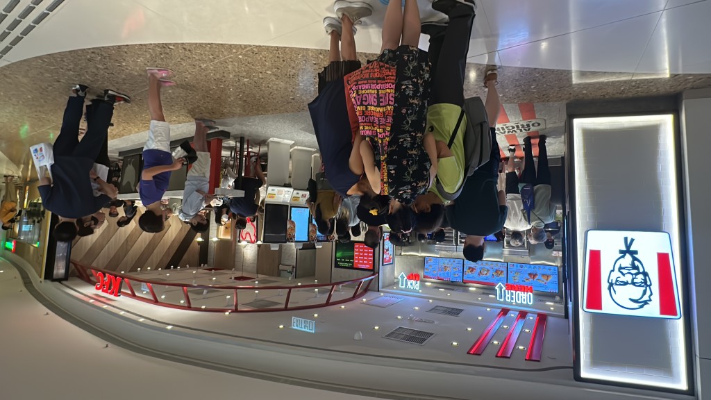 肯德基快餐店人龙排出门外。 肯德基快餐店人龙排出门外。