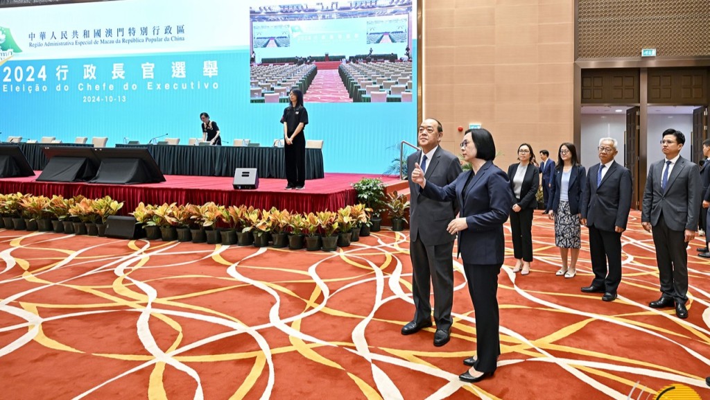 澳門特首選舉明日上午舉行,賀一誠視察選舉埸地和準備情況。澳門政府網站
