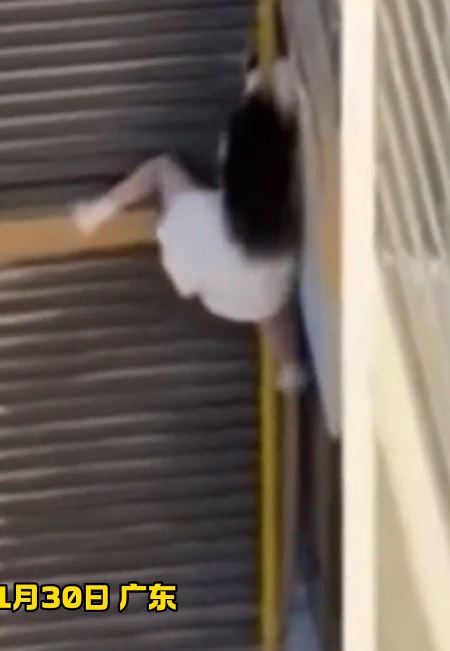 網民猜測爬窗逃走的女子，是為躲避捉姦，但逃走過程中險象橫生。抖音
