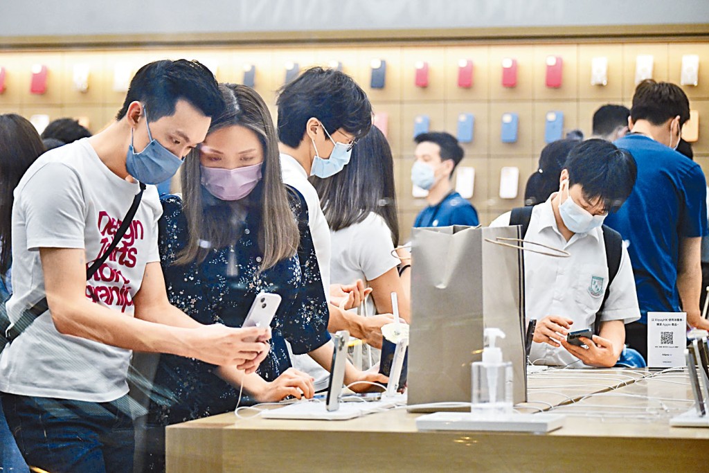 ■手機店負責人亦指,iPhone 13 可以在Apple 官網上直接購買,以致分散客源。