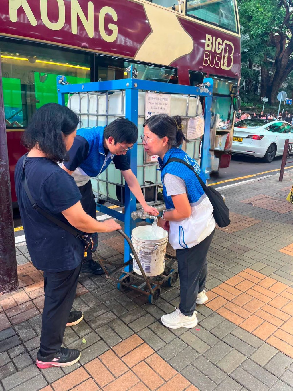 水務署派出「供水特攻隊」，主動協助有需要的市民及商戶。FB：滴惜仔