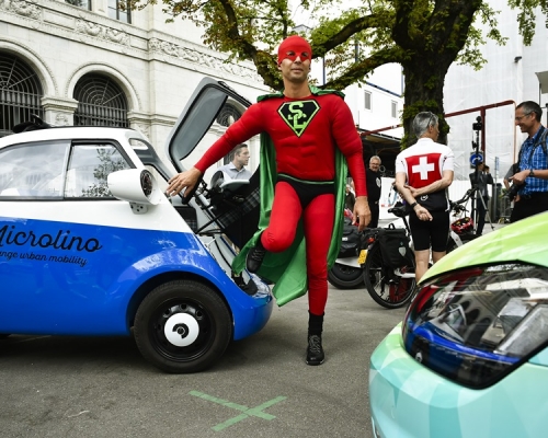 其中一支参赛队伍队员扮成超人的模样。AP