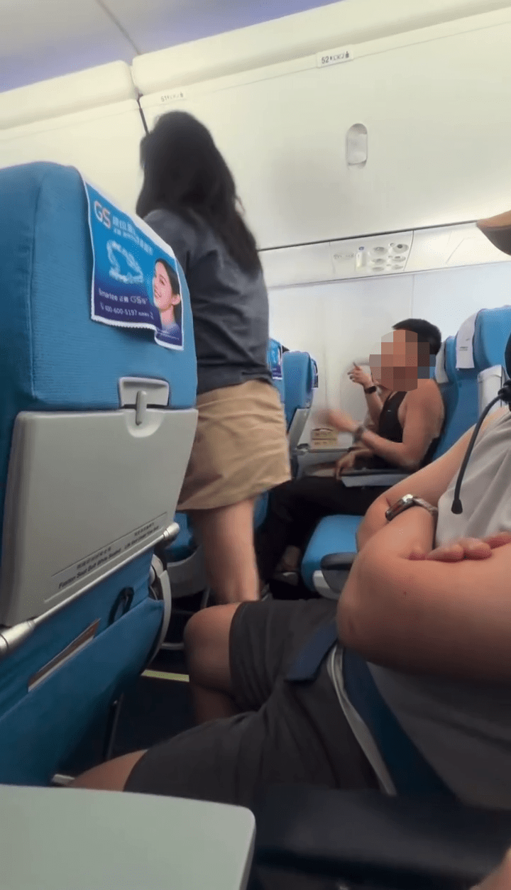後座男子一行人調位時火氣不減,指責對方「影衰香港人」。網上片段 後座男子一行人調位時火氣不減,指責對方「影衰香港人」。網上片段