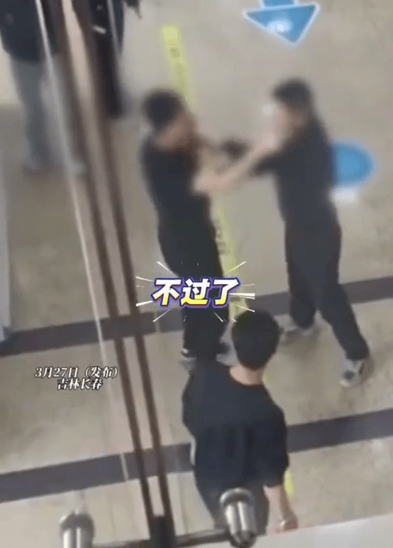 得知男医生给孕妻产检，醋夫大闹医院，同行者一直在安抚。