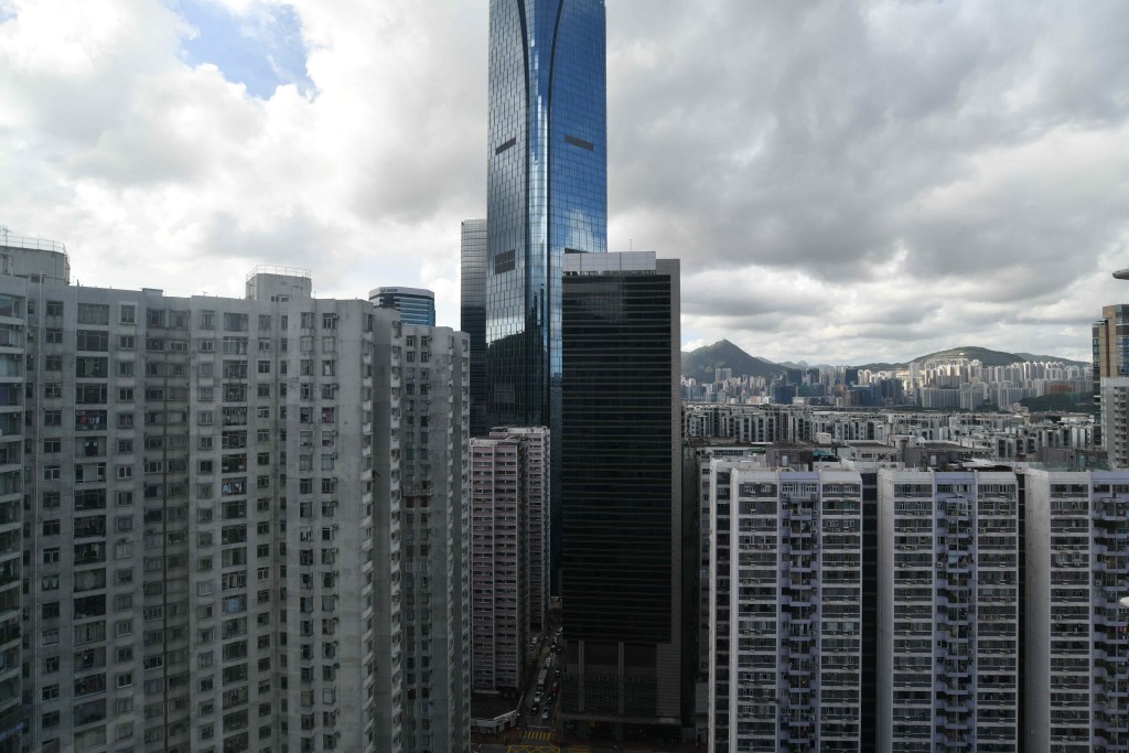 單位前望栢蕙苑及南豐新邨,亦遠望翠綠山景。