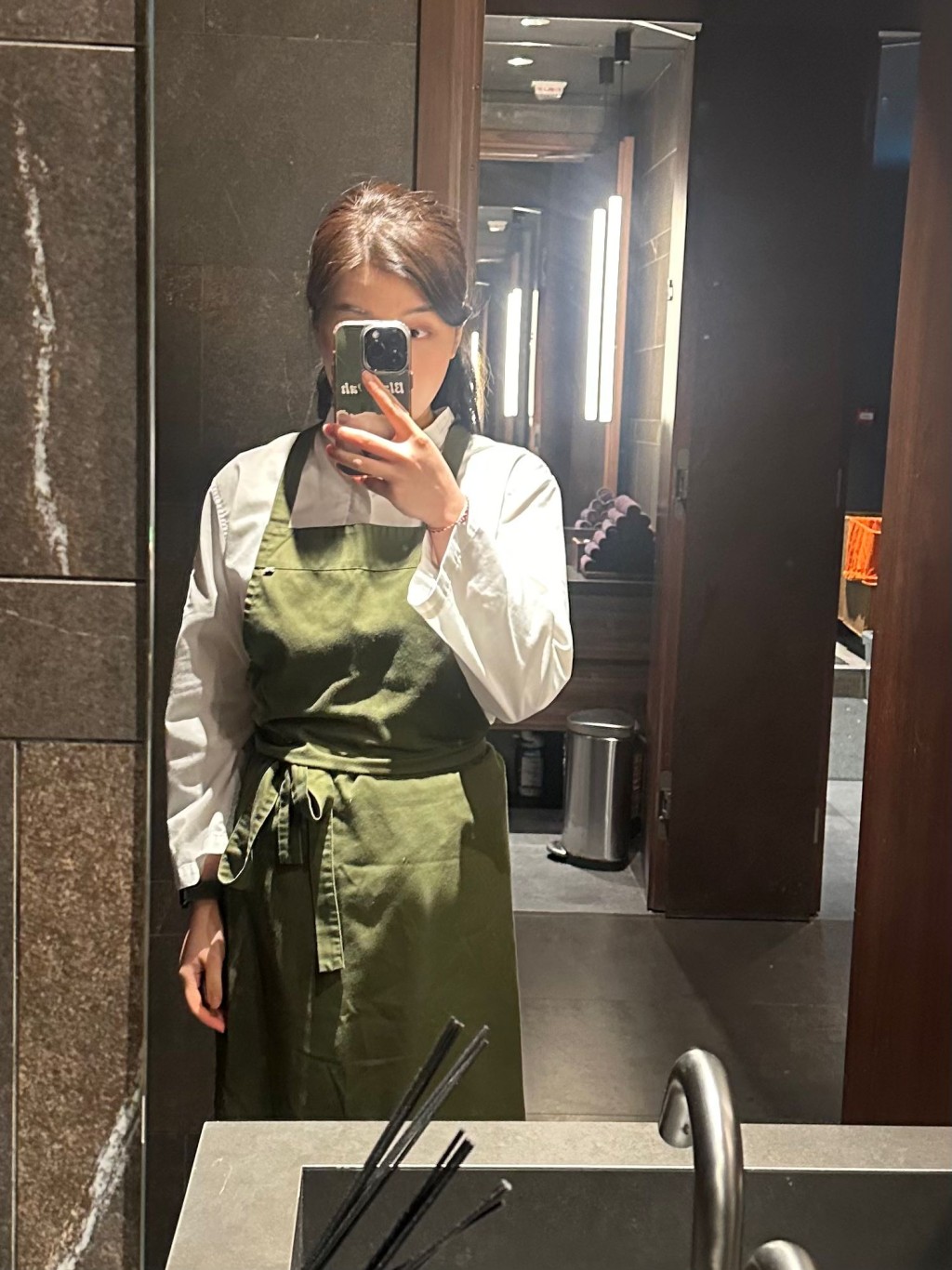 在投行工作4年後，她毅然辭去過百萬年薪的穩定生活，選擇在事業上升期「轉跑道」毅然創業，更投入高昂成本的餐飲業，在中環開設一間日式Brunch店。