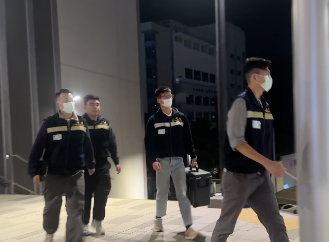 入境處於今日晚上前往九間臨時庇護中心，為有需要的居民預先進行登記。