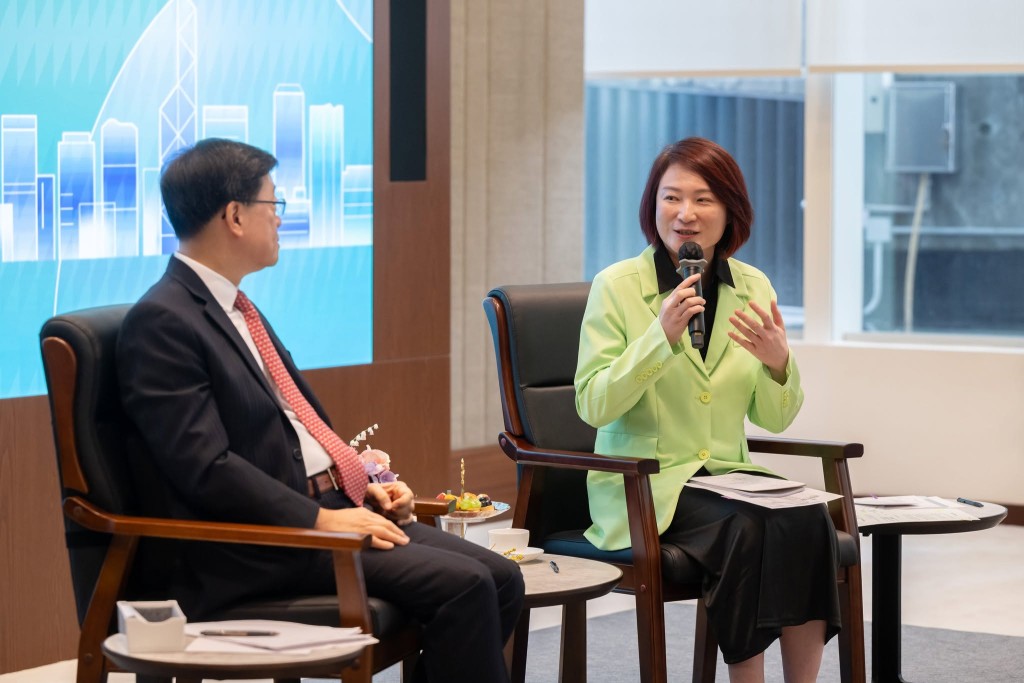 李慧琼最後引述行政長官指，行政立法「同坐一條船」，大家都是「香港隊」。立法會主席李慧琼FB圖片