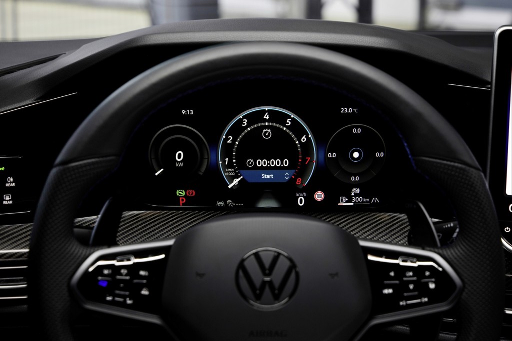改良新版福士Volkswagen 8代半Golf R首發，數碼儀錶板可顯示G值動力，並附設GPS圈速計時功能。