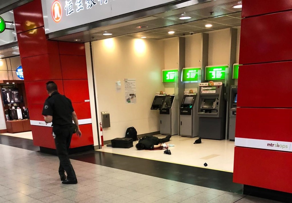 被斬解款員倒臥血泊。網上圖片