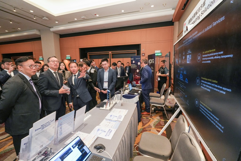 律政司司長林定國與律政司副司長張國鈞在法律科技節2025會場內聽取參展商介紹。林定國Facebook圖片 律政司司長林定國與律政司副司長張國鈞在法律科技節2025會場內聽取參展商介紹。林定國Facebook圖片