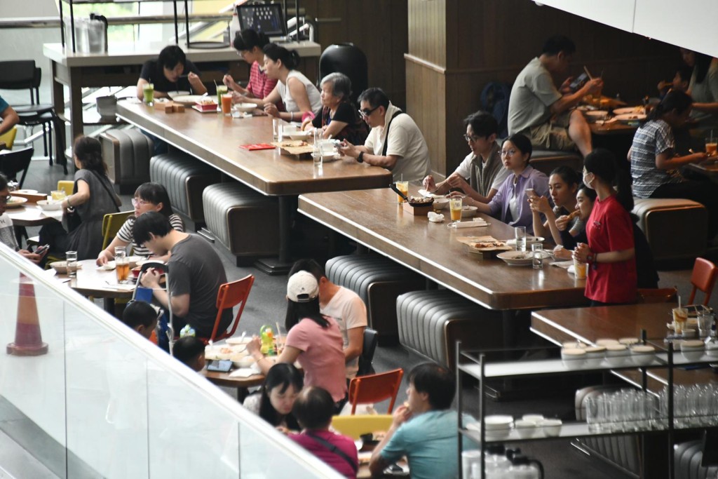 母親節市民外出聚餐。