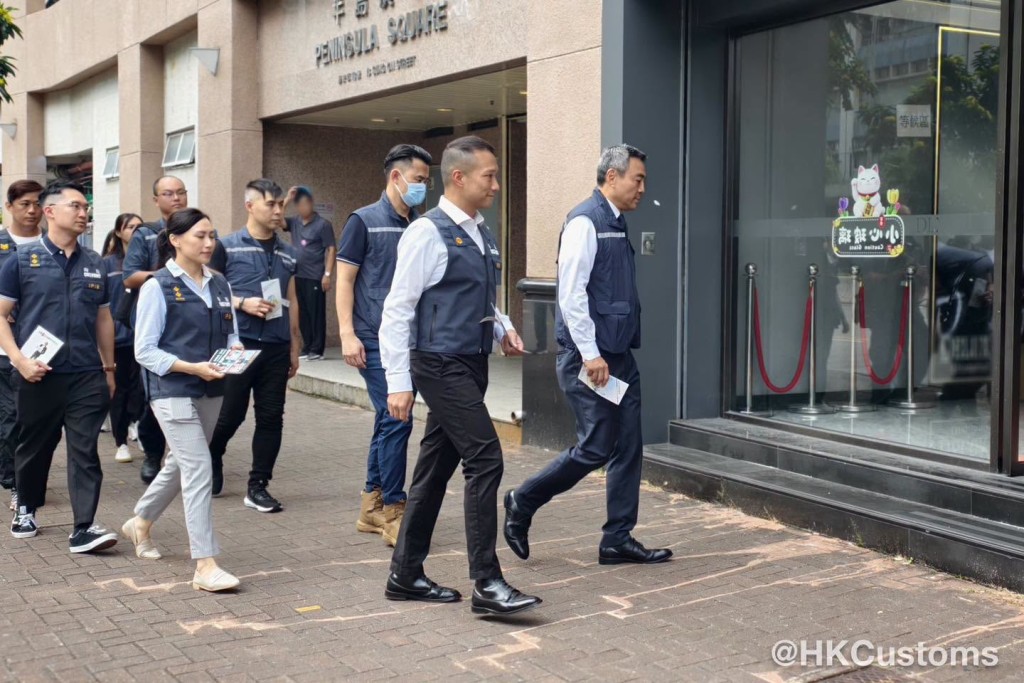 香港海關聯同旅遊業監管局,巡查尖沙咀及紅磡等多個旅客購物熱點。FB:香港海關 香港海關聯同旅遊業監管局,巡查尖沙咀及紅磡等多個旅客購物熱點。FB:香港海關