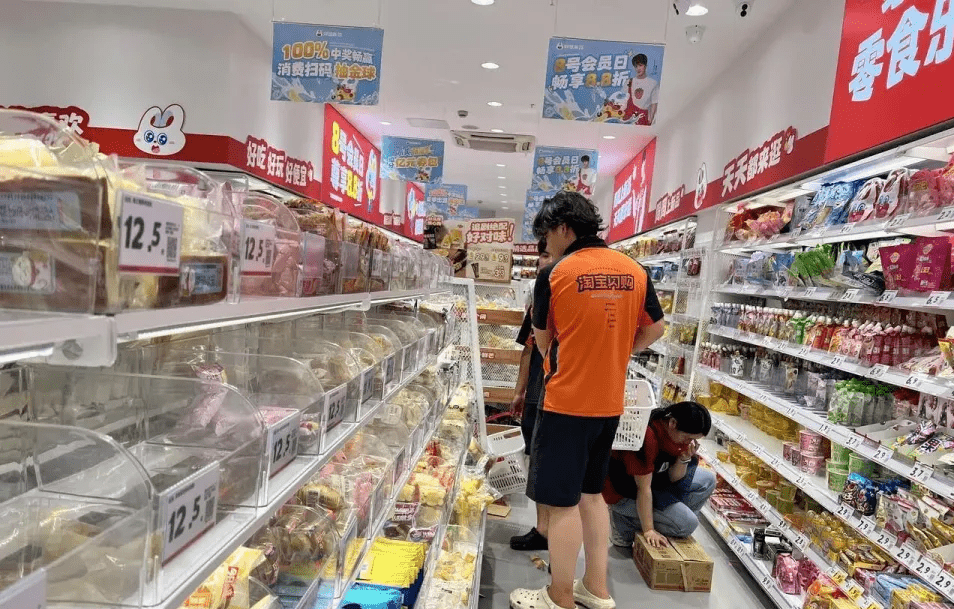 零食店裡不少顧客在選購。潮新聞 零食店裡不少顧客在選購。潮新聞