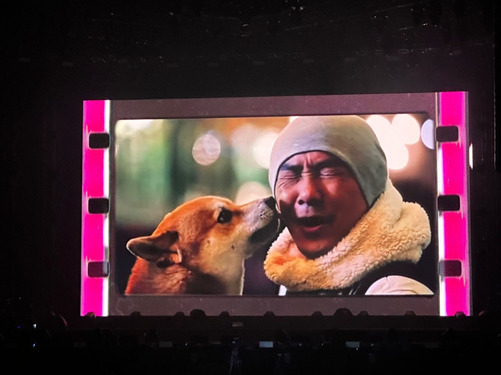 演唱会上还播放了他跟小狗的互动。