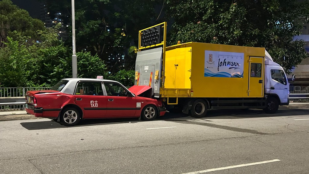 一輛停泊在雅竹街的士，疑被一輛車輛撞向車尾，再撞向前方一輛貨車，涉事車輛其後不顧而去。蔡楚輝攝