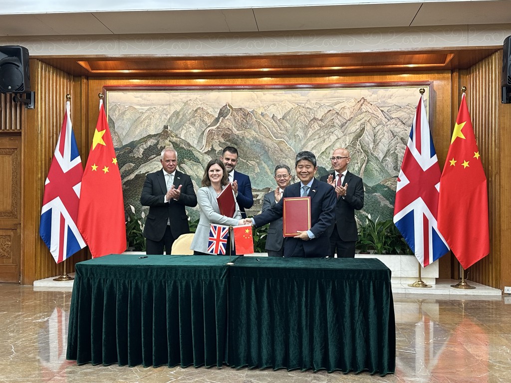 英国向中国返还12件流失文物,交接仪式于中国驻英国大使馆举行;中方称此举守护文明成果,属正义之举。中新社 英国向中国返还12件流失文物,交接仪式于中国驻英国大使馆举行;中方称此举守护文明成果,属正义之举。中新社