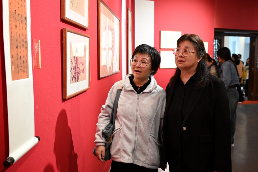 吴石将军孙女吴红(右)与朱枫烈士孙女朱荣瑢一同参观展览。中新社 吴石将军孙女吴红(右)与朱枫烈士孙女朱荣瑢一同参观展览。中新社