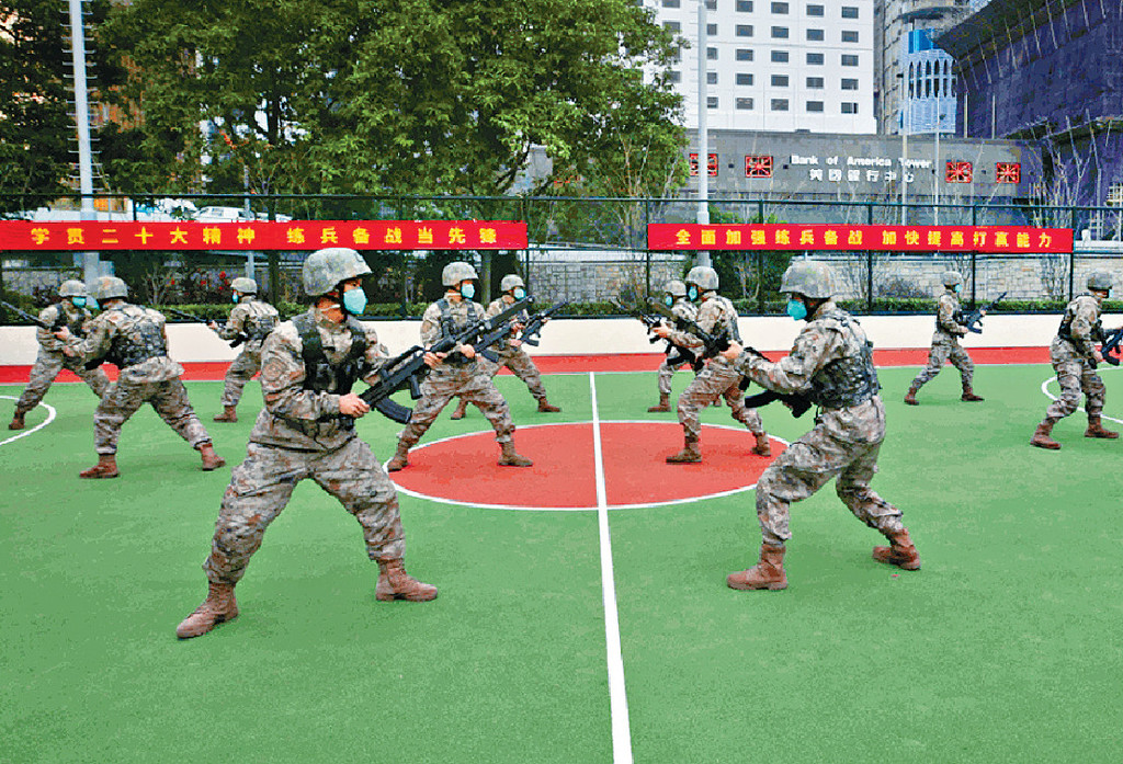 ■在影片中，陸軍正進行刺殺訓練。
