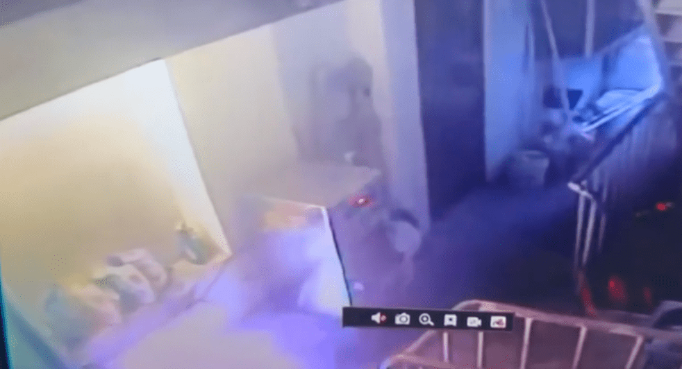 現場隨即火光四射。新聞雲