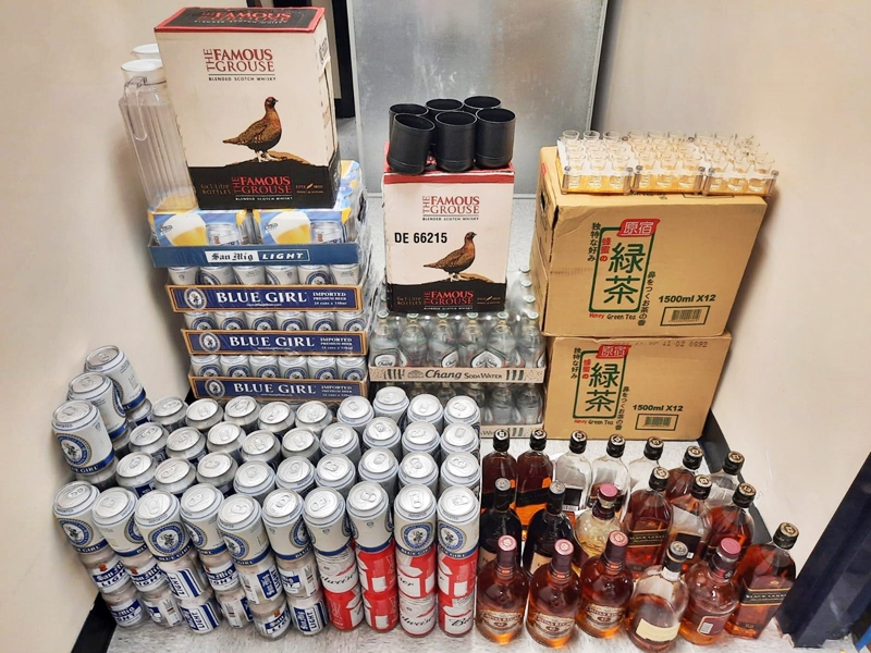 警方於行動中檢獲一批酒精飲品。警方圖片