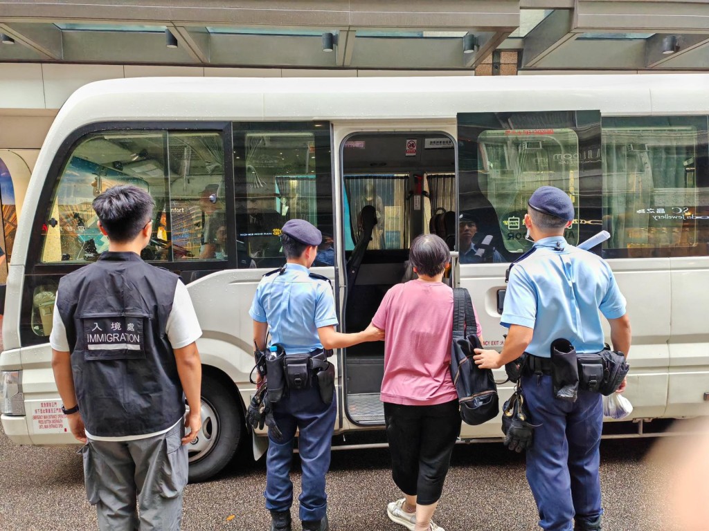 警方聯同入境處及勞工處，突擊搜查港島區內多個罪案黑點，共拘捕11人。警方提供