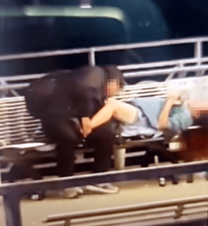 一對男女疑作出不雅行為。fb：香港交通及突發事故報料區