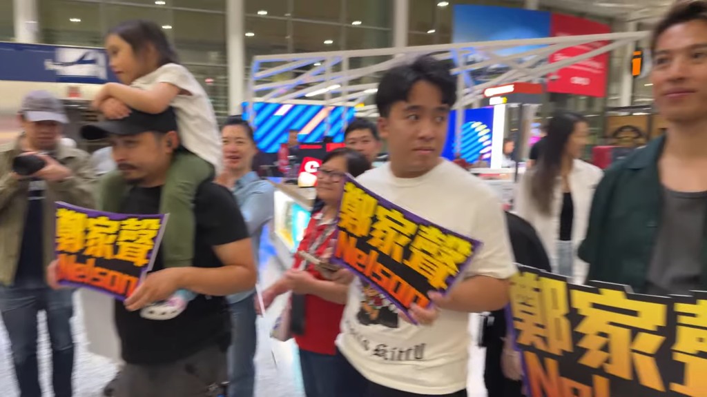 一眾「愛聲人」粉絲齊集機場大堂,準備迎接鄭家聲。(影片截圖:《杜挺好味道》) 一眾「愛聲人」粉絲齊集機場大堂,準備迎接鄭家聲。(影片截圖:《杜挺好味道》)
