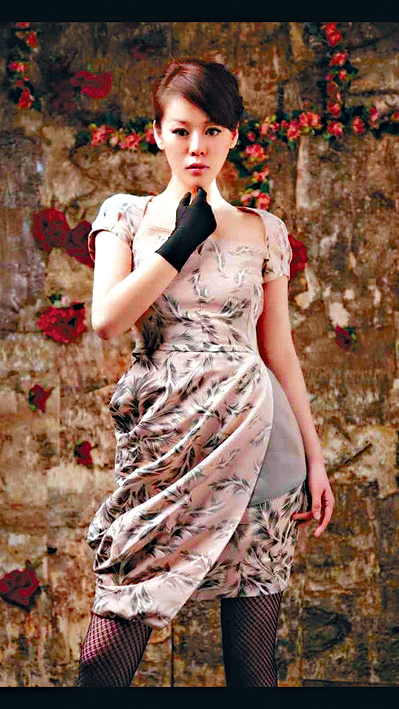 許仕仁的「上海小三」為一名來自港龍航空的前空姐，樣貌甜美。