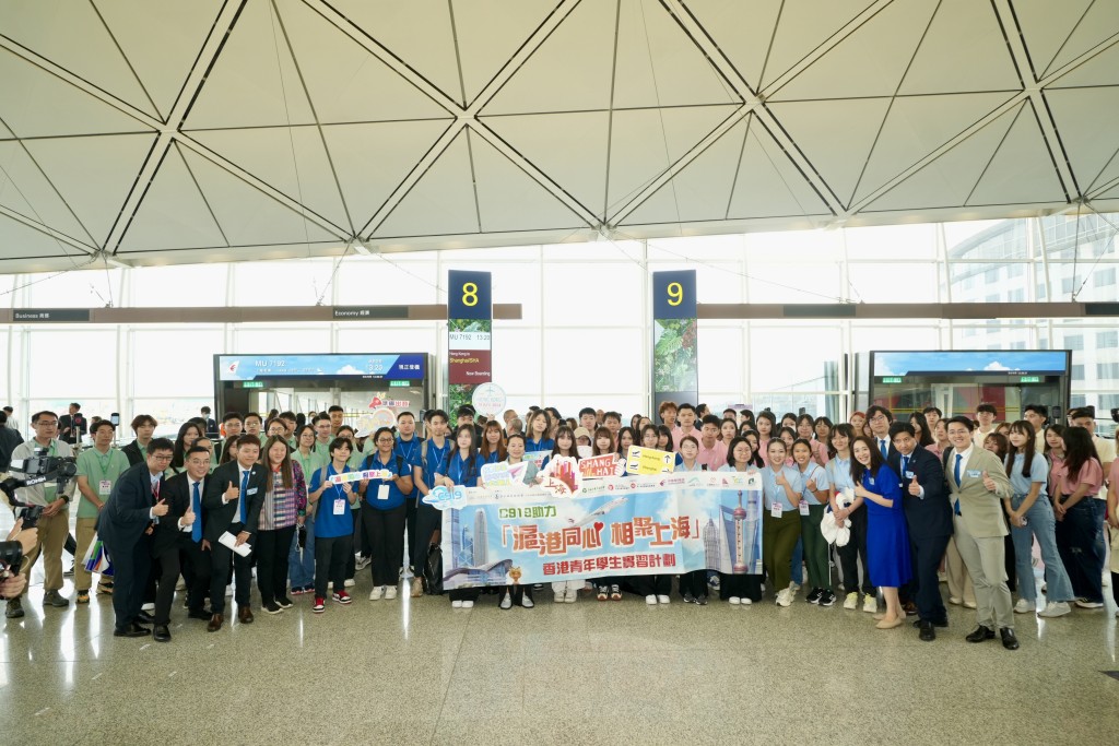 百馀名来自香港各高校的大学生将乘坐由国家自主研发的大型客机C919。刘骏轩摄