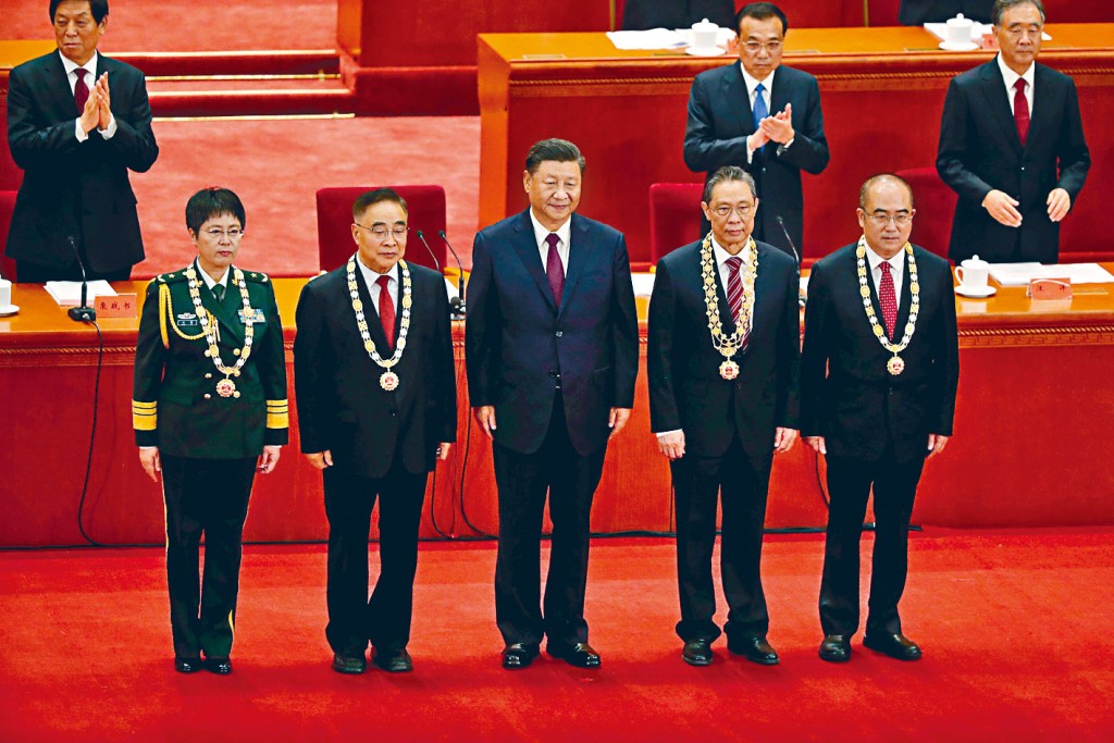 習近平向「共和國勛章」獲得者鍾南山（前排右二），「人民英雄」稱號獲得者陳薇（前排左一）、張伯禮（前排左二）、張定宇（前排右一）頒授勳章獎章。