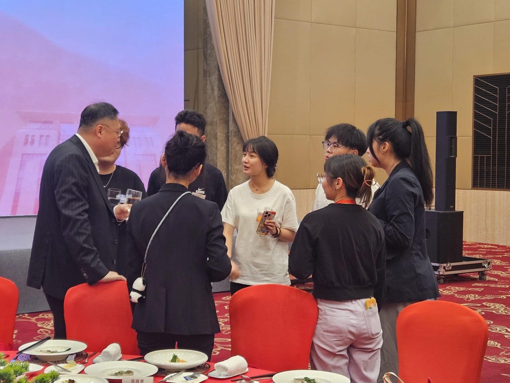 「连青人网络」成员在晩宴上与前辈及就读当地大学的港生交流。(民青局图片)