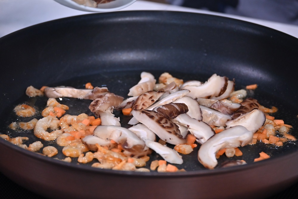 5. 加甘笋粒、冬菇片炒香。Add the diced carrot and sliced shiitake mushroom and fry until fragrant.