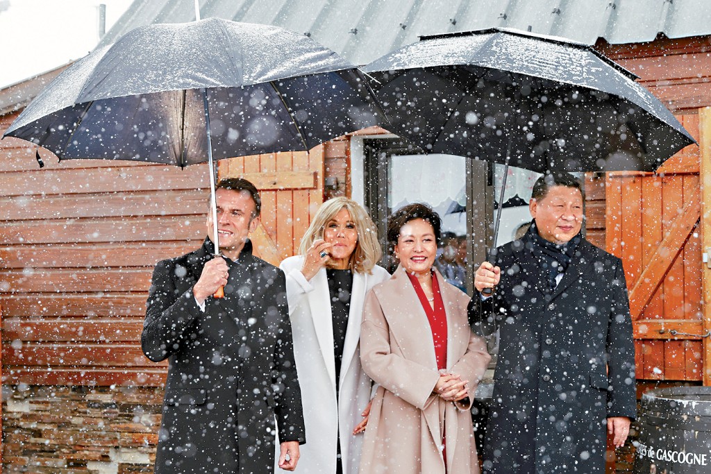 中法元首夫妇在雪中合影。