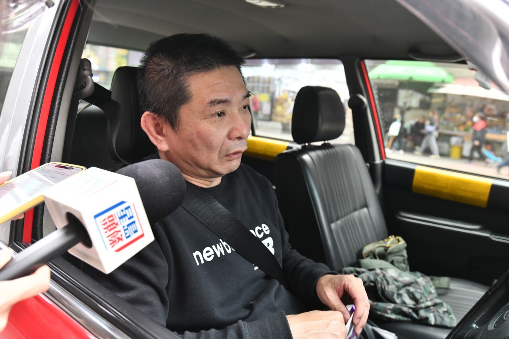 的士司機盧先生表示，本周入油價格較上周平均每升貴0.1港元，對收入影響不大。