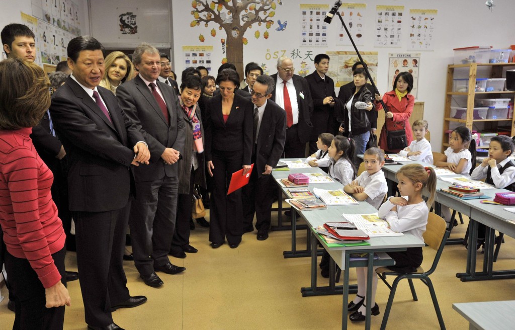 2009年10月16日，时任中国国家副主席习近平访问位于匈牙利首都布达佩斯的匈中双语学校。新华社