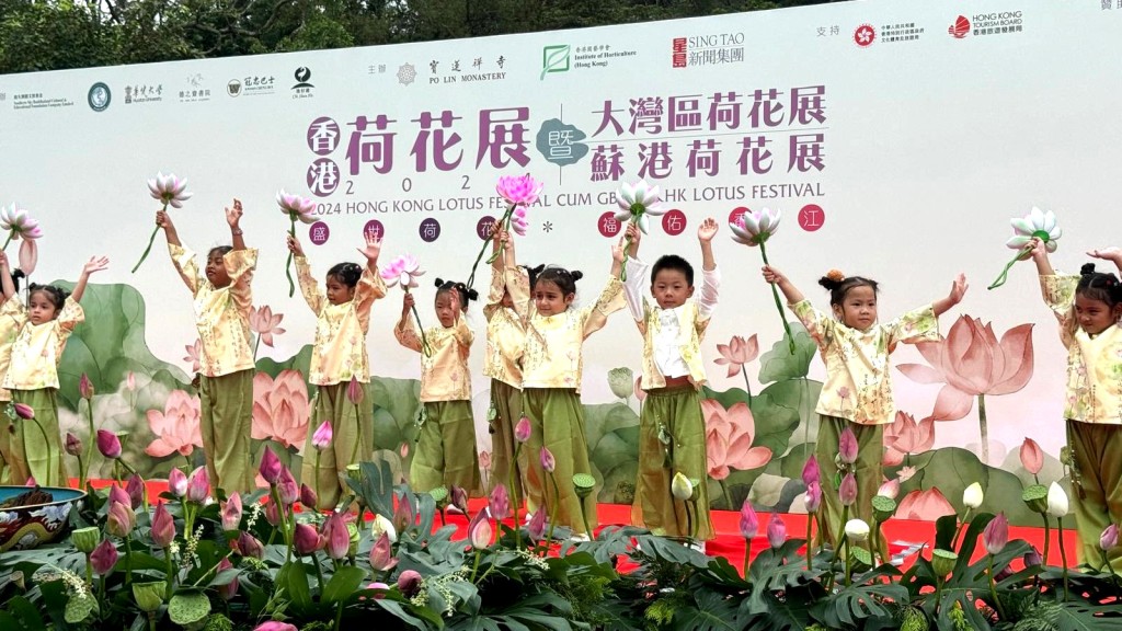 佛教張梅桂幼稚園的學生的舞蹈表演《探索之旅》，充滿活力。   