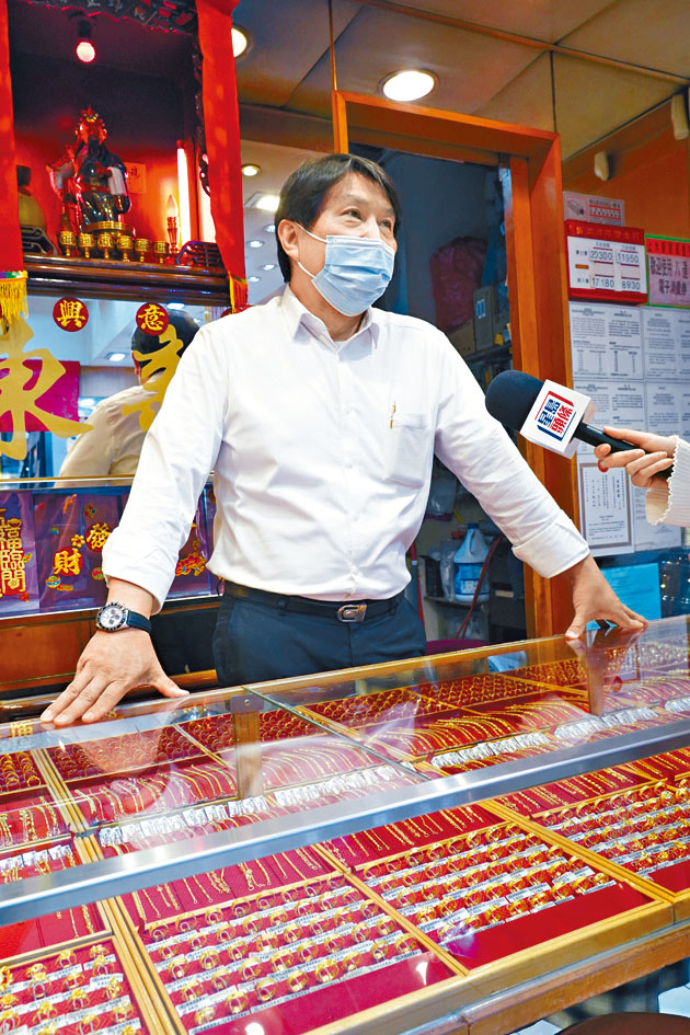 金鋪老闆望羅湖口岸開放後,有更多遊客光臨。