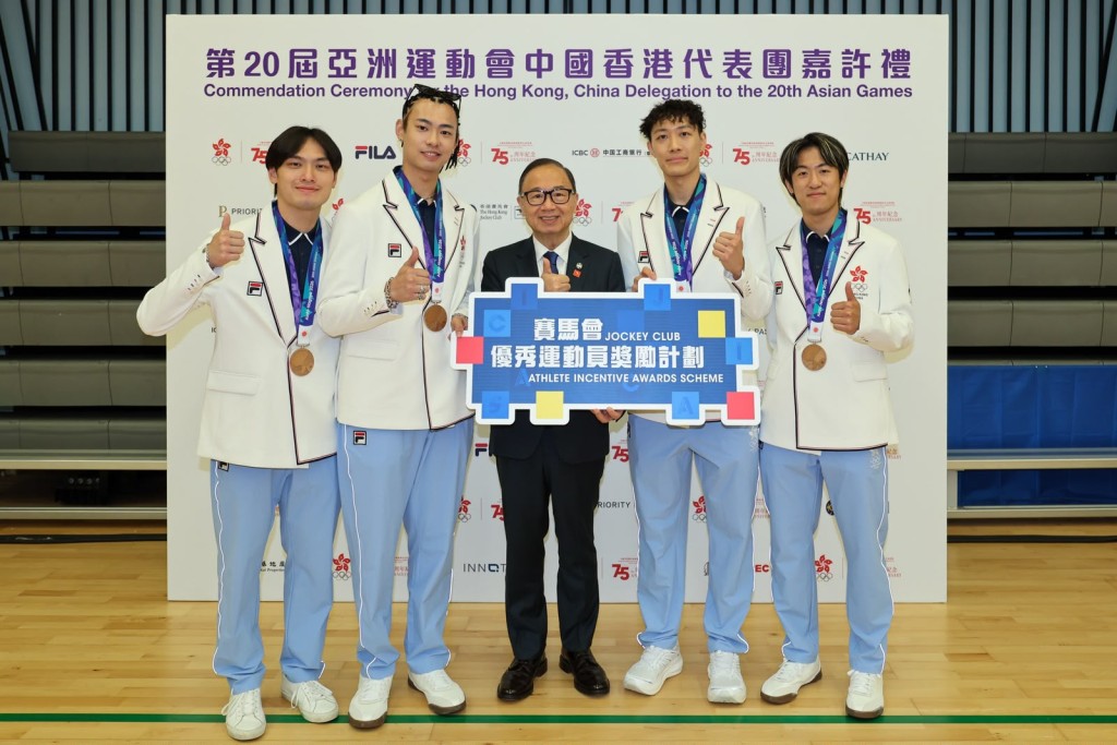 香港赛马会主席廖长江祝贺男子重剑队。照片由马会提供